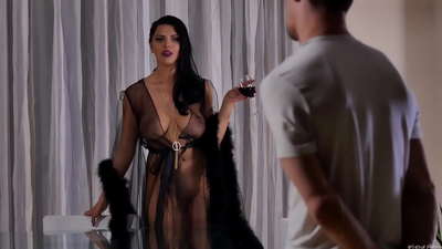 Gwahoddodd Slut Kira Queen ei chymydog am de a fucked ef ar y bwrdd cinio